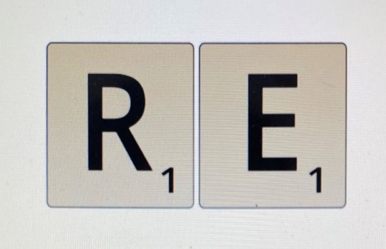 the scrabble letters R and E